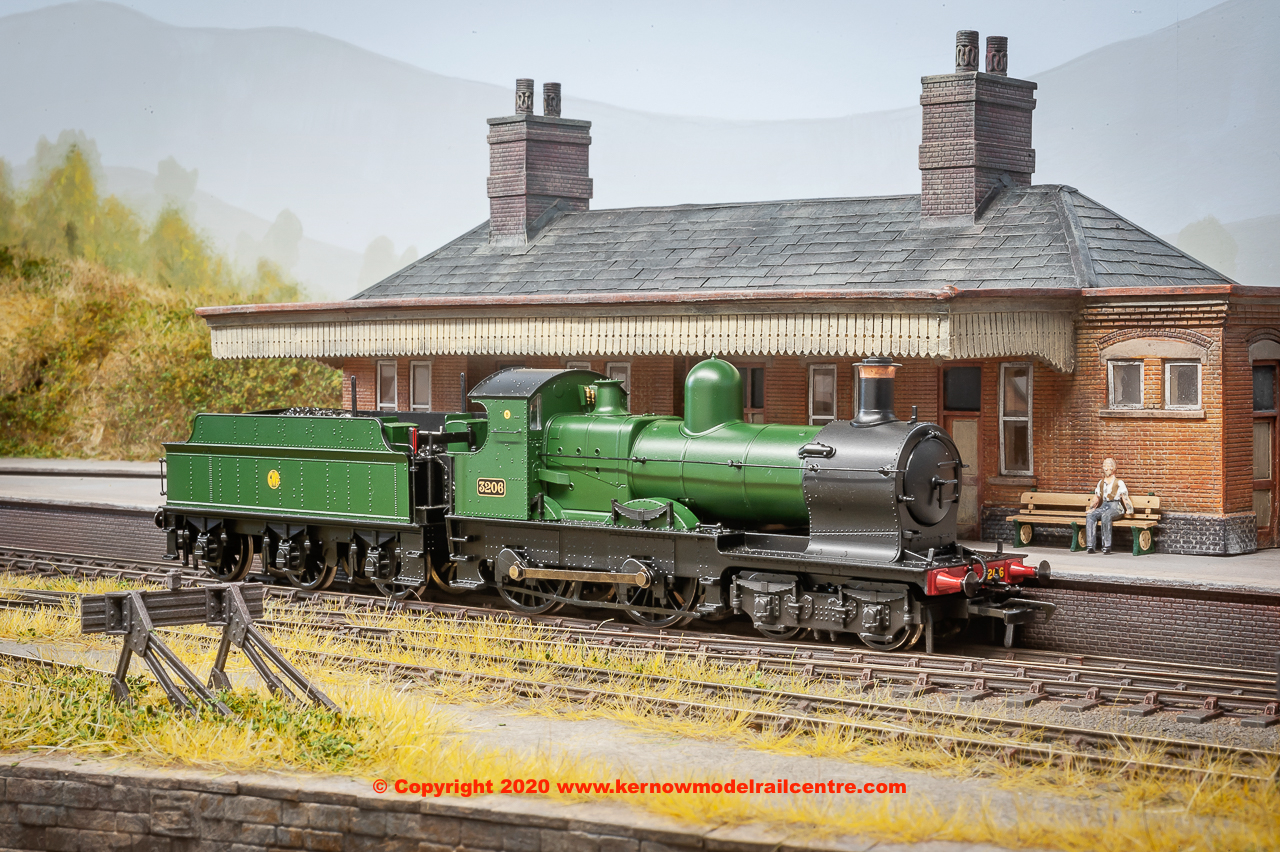 31-090DS Bachmann 3200 Earl Class Steam Locomotive number 3206 named "Earl of Plymouth" in GWR Green livery with Shirtbutton emblem